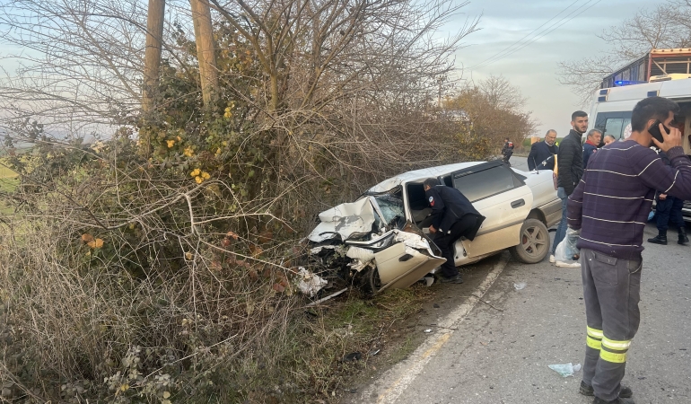 Sakarya’da kamyon ile otomobil çarpıştı: 2 ağır yaralı