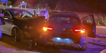 SAKARYA'DA İKİ OTOMOBİL ÇARPIŞTI: 3 YARALI