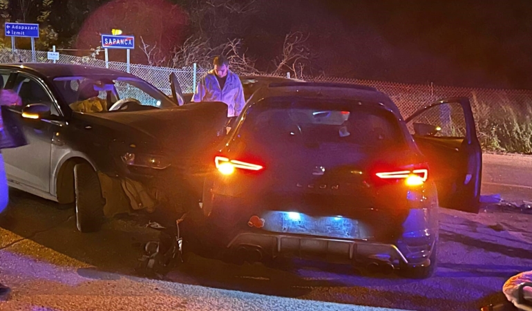 Sakarya’da iki otomobil çarpıştı: 3 yaralı