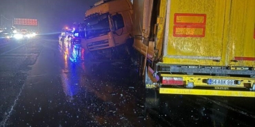 SAKARYA'DA 6 ARAÇLI ZİNCİRLEME KAZA: 15 HAFİF YARALI