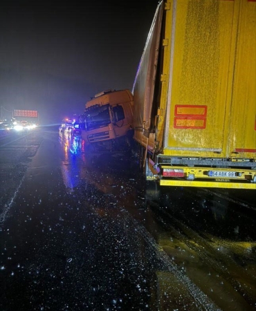 SAKARYA'DA 6 ARAÇLI ZİNCİRLEME KAZA: 15 HAFİF YARALI