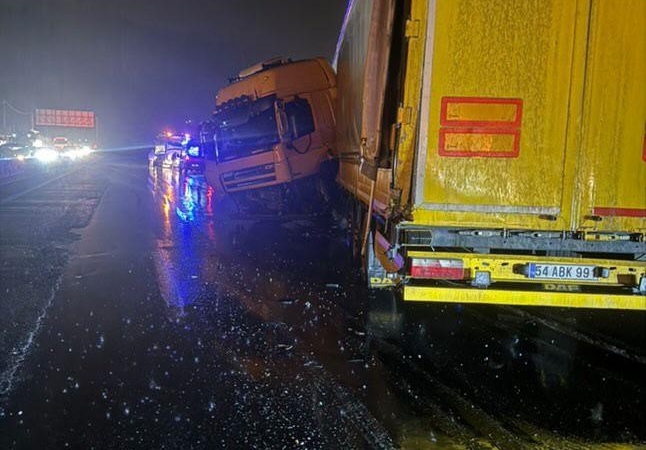 Sakarya’da 6 araçlı zincirleme kaza: 15 hafif yaralı