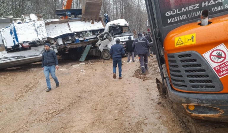 Sakarya’da feci kaza: Taş kırma makinesi, tırın kupasına devrildi