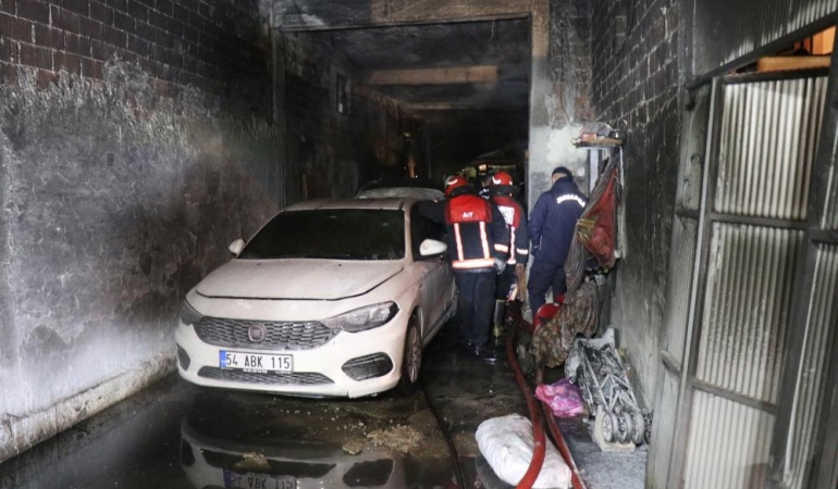Evin garajındaki iki araç alevlere teslim oldu, bir kişi dumandan etkilendi