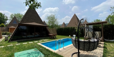 SAPANCA'DAKİ BUNGALOVLAR DOLDU: İKİ GÜNLÜK TATİL 15 İLA 40 BİN LİRA ARASINDA