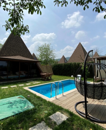 SAPANCA'DAKİ BUNGALOVLAR DOLDU: İKİ GÜNLÜK TATİL 15 İLA 40 BİN LİRA ARASINDA