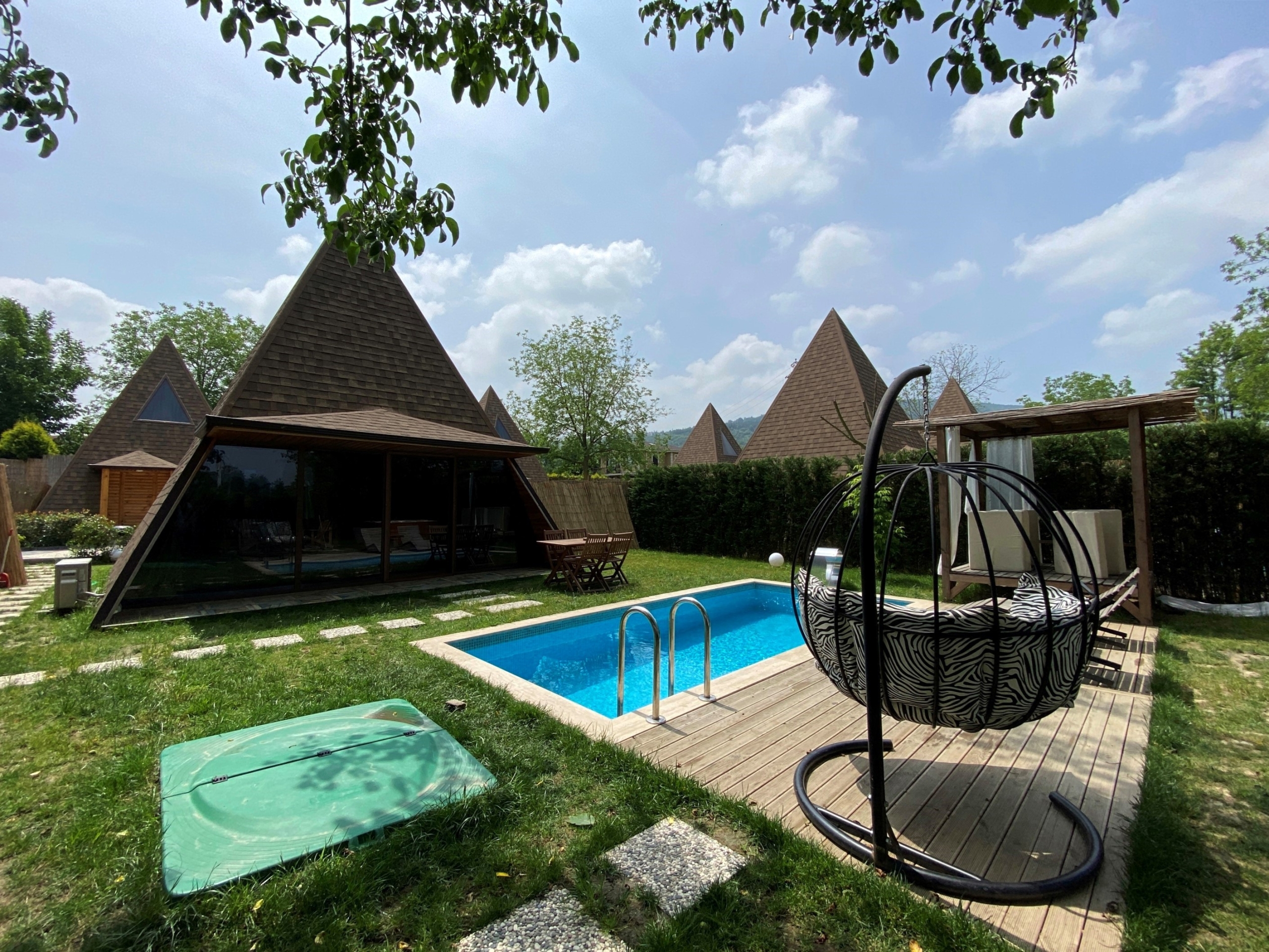 SAPANCA'DAKİ BUNGALOVLAR DOLDU: İKİ GÜNLÜK TATİL 15 İLA 40 BİN LİRA ARASINDA