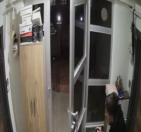 Hırsızlığın bu kadarı ‘Pes’ dedirtti: Mağazada alışveriş yapar gibi ayakkabı çaldılar