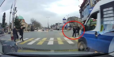 KIRMIZI IŞIKTA GEÇTİĞİ YETMEDİ, YAYAYA ÇARPMASINA RAMAK KALDI: O ANLAR KAMERADA
