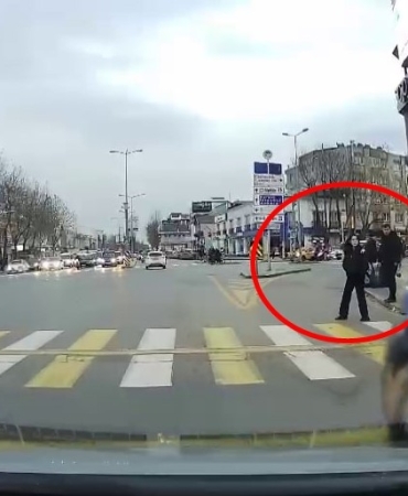 KIRMIZI IŞIKTA GEÇTİĞİ YETMEDİ, YAYAYA ÇARPMASINA RAMAK KALDI: O ANLAR KAMERADA