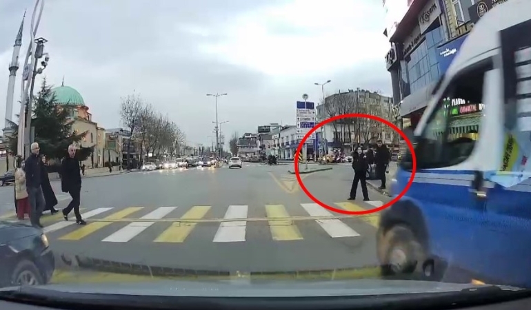 Kırmızı ışıkta geçtiği yetmedi, yayaya çarpmasına ramak kaldı: O anlar kamerada