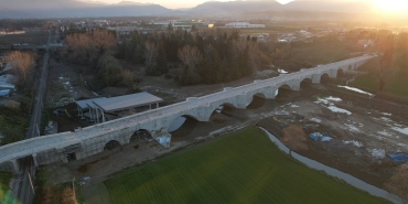 SIR PERDESİ ÇÖZÜLEMEYEN KÖPRÜ, BİN 500 YILDIR TARİHE TANIKLIK EDİYOR AYASOFYA CAMİİ İLE EŞDEĞER SAYILAN JUSTİNİANUS KÖPRÜSÜ, ANADOLU'DAKİ EN GÖRKEMLİ ESERLERDEN BİRİ SAKUM MÜDÜRÜ DR. M. ALPER CANTİMER: "KÖPRÜNÜN ASLINDA TAM OLARAK İŞLEVİYLE İLİŞKİLİ HALEN BİLGİ SAHİBİ DEĞİLİZ" "ROMA'DAN GÜNÜMÜZE KALAN EN KIYMETLİ ESERLERDEN BİR TANESİ" "KÖPRÜ, BİR NEHİR LİMANININ PARÇASIYSA ADAPAZARI KELİMESİ ANLAM KAZANACAKTIR"