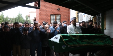 FECİ KAZADA HAYATINI KAYBEDEN 10 YAŞINDAKİ SAFİYE'DEN GERİYE FOTOĞRAFI KALDI YOLUN KARŞISINA GEÇERKEN OTOMOBİLİN ÇARPTIĞI KÜÇÜK KIZ SON YOLCULUĞUNA UĞURLANDI
