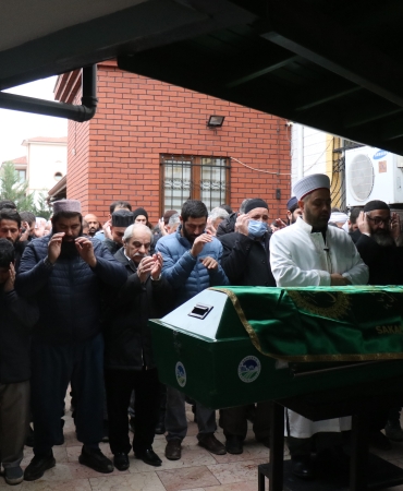 FECİ KAZADA HAYATINI KAYBEDEN 10 YAŞINDAKİ SAFİYE'DEN GERİYE FOTOĞRAFI KALDI YOLUN KARŞISINA GEÇERKEN OTOMOBİLİN ÇARPTIĞI KÜÇÜK KIZ SON YOLCULUĞUNA UĞURLANDI
