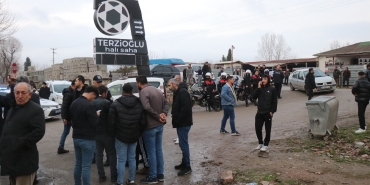 10 YAŞINDAKİ ÇOCUĞUN HAYATINI KAYBETTİĞİ KAZA SONRASI MAHALLELİ KARAYOLUNU KAPATTI MAHALLE SAKİNİ NURULLAH EDİŞ: "BİR ÜST GEÇİT İSTİYORUZ, FAZLA BİR ŞEY İSTEMİYORUZ" "BU KAZALAR SEBEBİ İLE ANNE VE BABALARIN CANLARI YANIYOR"