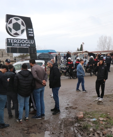 10 YAŞINDAKİ ÇOCUĞUN HAYATINI KAYBETTİĞİ KAZA SONRASI MAHALLELİ KARAYOLUNU KAPATTI MAHALLE SAKİNİ NURULLAH EDİŞ: "BİR ÜST GEÇİT İSTİYORUZ, FAZLA BİR ŞEY İSTEMİYORUZ" "BU KAZALAR SEBEBİ İLE ANNE VE BABALARIN CANLARI YANIYOR"
