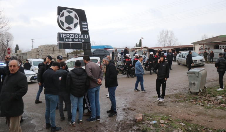 10 YAŞINDAKİ ÇOCUĞUN HAYATINI KAYBETTİĞİ KAZA SONRASI MAHALLELİ KARAYOLUNU KAPATTI MAHALLE SAKİNİ NURULLAH EDİŞ: "BİR ÜST GEÇİT İSTİYORUZ, FAZLA BİR ŞEY İSTEMİYORUZ" "BU KAZALAR SEBEBİ İLE ANNE VE BABALARIN CANLARI YANIYOR"