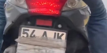 MOTOSİKLETİN PLAKASINI KAPATARAK GEZEN SÜRÜCÜ POLİSE YAKALANDI