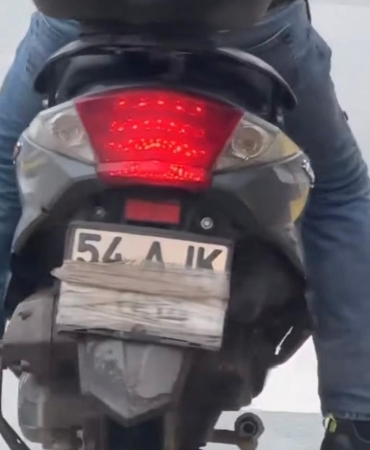 MOTOSİKLETİN PLAKASINI KAPATARAK GEZEN SÜRÜCÜ POLİSE YAKALANDI