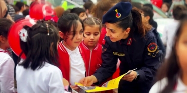 İLKOKUL ÖĞRENCİLERİ JANDARMA MESLEĞİ HAKKINDA BİLGİ SAHİBİ OLDU