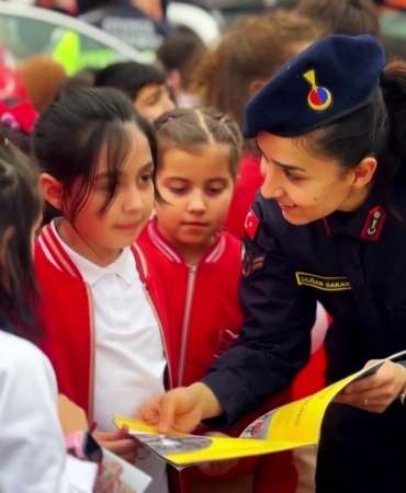 İLKOKUL ÖĞRENCİLERİ JANDARMA MESLEĞİ HAKKINDA BİLGİ SAHİBİ OLDU