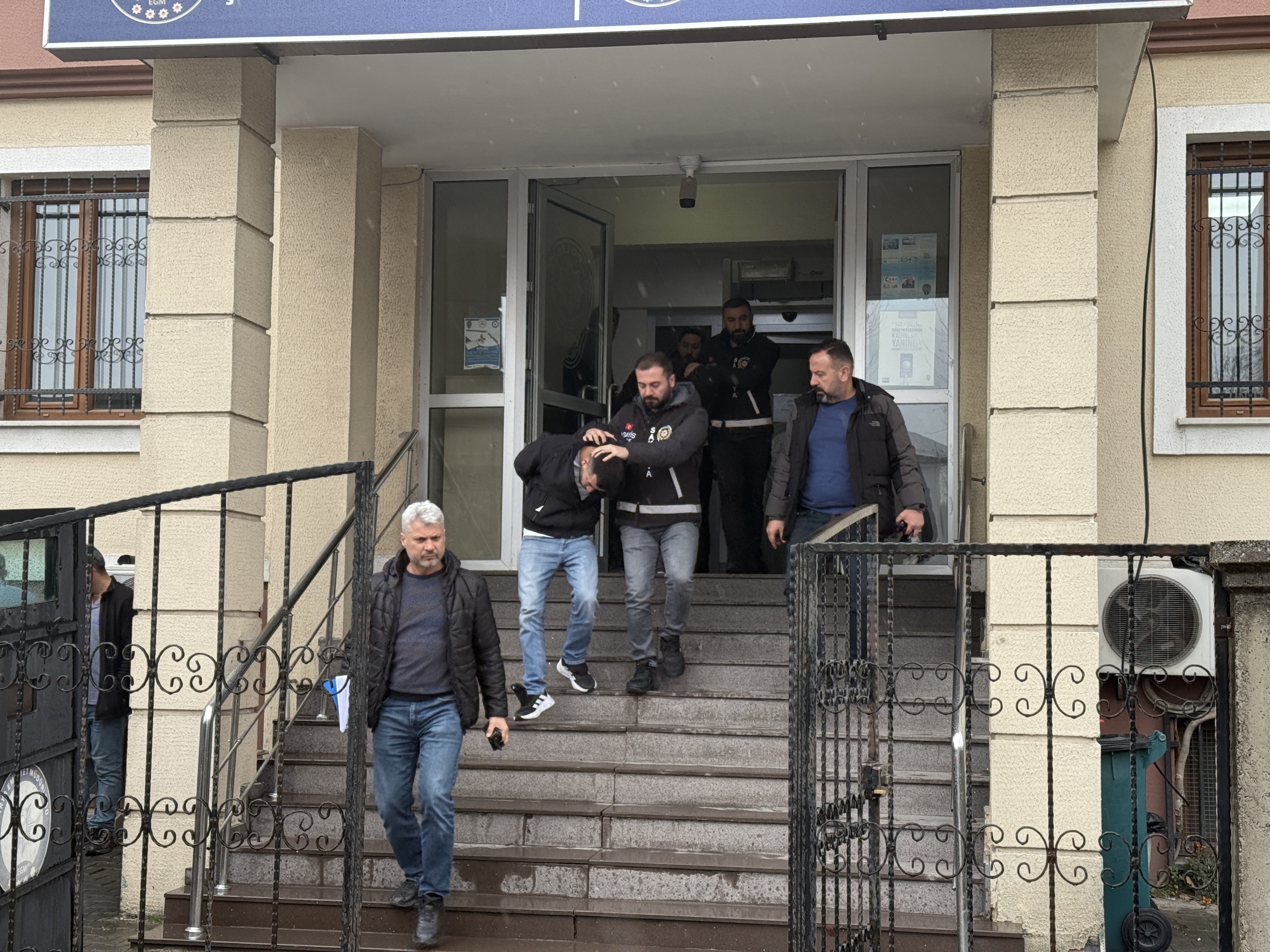 HEDEFİ ŞAŞIRIP 112 ACİL PERSONELİNİ VURAN ŞÜPHELİLER ADLİYEDE