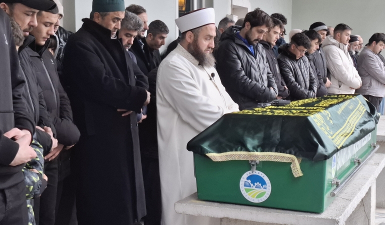 Antalya’da otomobilin çarptığı genç, memleketi Sakarya’da son yolculuğuna uğurlandı