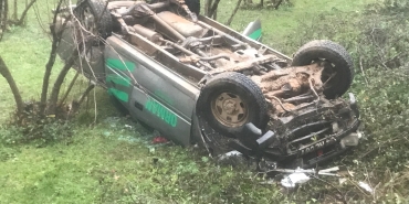 KONTROLDEN ÇIKAN KAMYONET TARLAYA DEVRİLDİ: 5 YARALI
