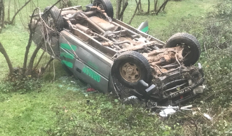 Kontrolden çıkan kamyonet tarlaya devrildi: 5 yaralı