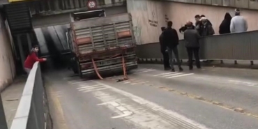ARİFİYE ALT GEÇİDİNE BU KEZ TIR SIKIŞTI
