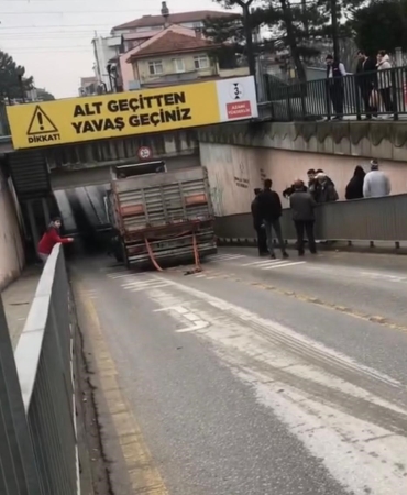 ARİFİYE ALT GEÇİDİNE BU KEZ TIR SIKIŞTI