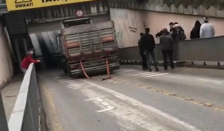 ARİFİYE ALT GEÇİDİNE BU KEZ TIR SIKIŞTI