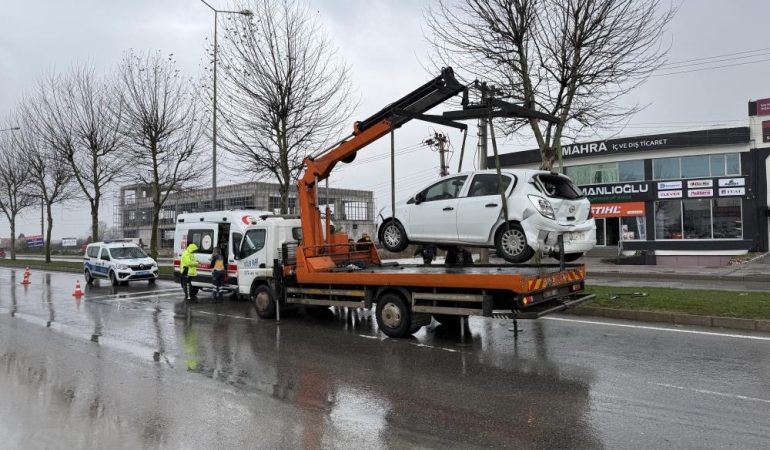 Minibüs ile otomobilin çarpıştığı kazada 3 kişi hafif şekilde yaralandı