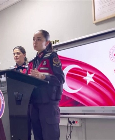 LİSE ÖĞRENCİLERİ, KADES VE UYUMA UYGULAMASINI JANDARMADAN ÖĞRENDİ