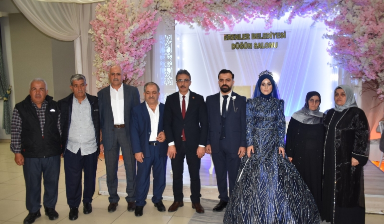 BAŞKAN ŞENOL DİNÇ ÇİFTLERE ÖMÜR BOYU MUTLULUK DİLEDİ