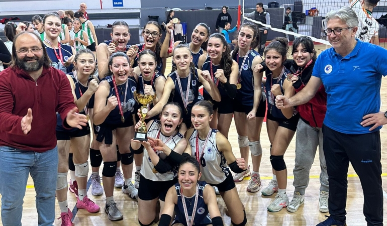 Genç Bayanlar Voleybolde file üstü gecen yılın finaline sahne oldu