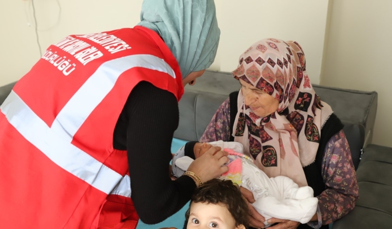 HENDEK’ TE YENİ DOĞAN BEBEKLERE ANLAMLI DESTEK SÜRÜYOR