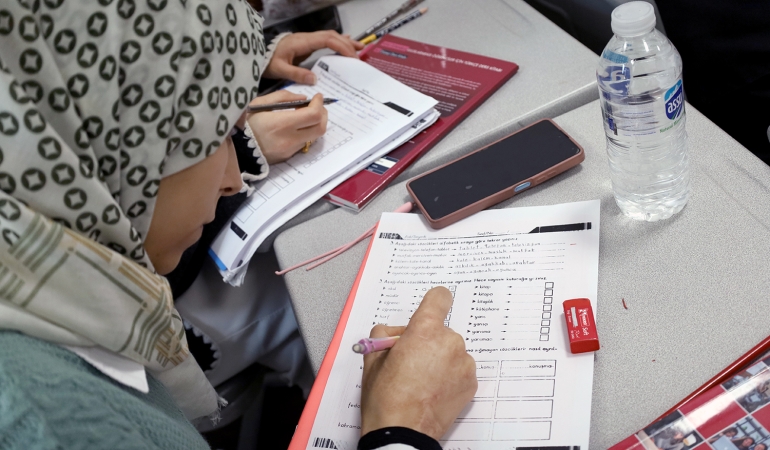 Farklı renk ve kültürlerden insanlar Türkçe’yi SAMEK’le öğreniyor