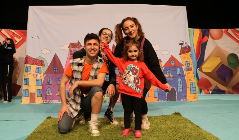 Gizemli bavul oyunu çocuklara keyifli anlar yaşattı