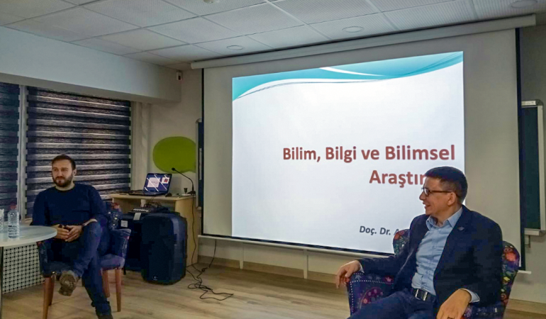 SUBÜ akademisyenlerinden Cemil Meriç öğrencilerine eğitim