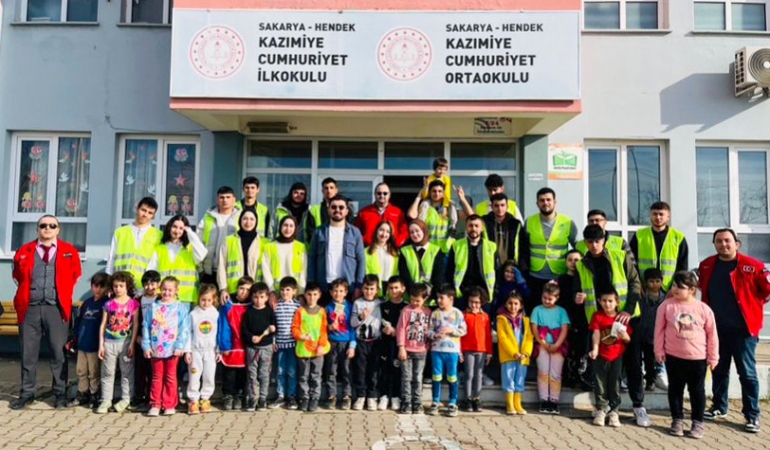El ele verdiler ilkokulun duvarlarını boyadılar