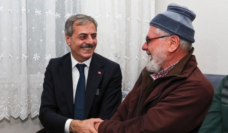 Başkan Alemdar hanelere misafir oldu, görevi başında olan ekipleri ziyaret etti