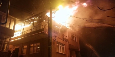 SAKARYA'DA GECEYİ AYDINLATAN YANGIN: MAHALLELİ SOKAĞA DÖKÜLDÜ 3 KATLI BİNANIN EN ÜST KATI ALEV TOPUNA DÖNDÜ