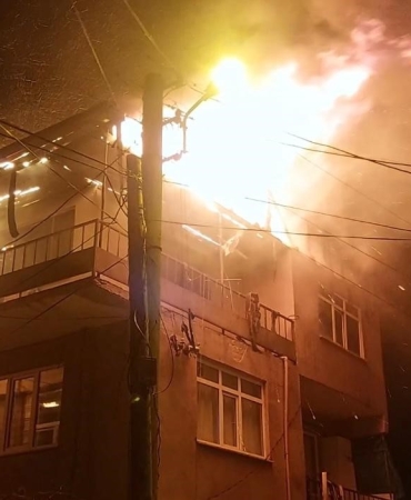SAKARYA'DA GECEYİ AYDINLATAN YANGIN: MAHALLELİ SOKAĞA DÖKÜLDÜ 3 KATLI BİNANIN EN ÜST KATI ALEV TOPUNA DÖNDÜ