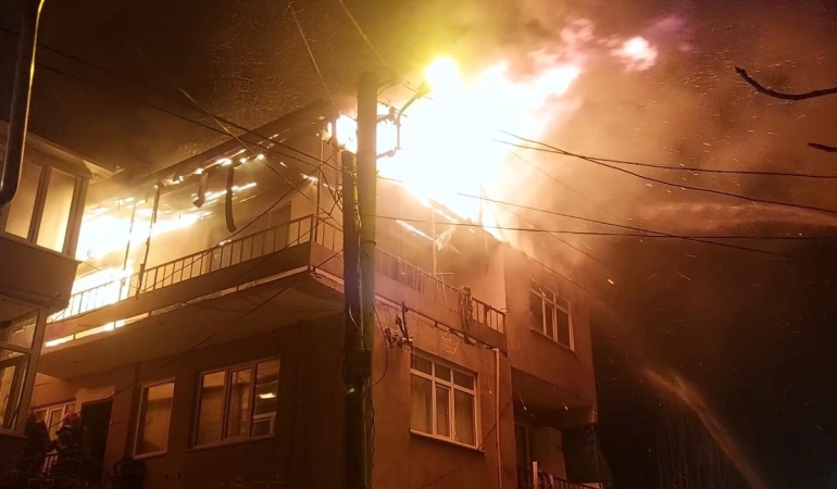 SAKARYA'DA GECEYİ AYDINLATAN YANGIN: MAHALLELİ SOKAĞA DÖKÜLDÜ 3 KATLI BİNANIN EN ÜST KATI ALEV TOPUNA DÖNDÜ