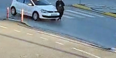 YAYA GEÇİDİNDE OTOMOBİL ÇARPTI, 5 DAKİKA SONRA FARKLI BİR ARAÇ ÜZERİNDEN GEÇTİ YARDIMA KOŞAN KALABALIĞIN ARASINA OTOMOBİL DALDI, YERDE YATAN YARALI KADINI DA EZDİ KUR'AN KURSUNA GİDERKEN DEHŞETİ YAŞAYAN KADIN YAŞAM MÜCADELESİ VERİYOR