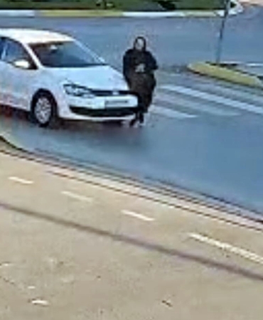 YAYA GEÇİDİNDE OTOMOBİL ÇARPTI, 5 DAKİKA SONRA FARKLI BİR ARAÇ ÜZERİNDEN GEÇTİ YARDIMA KOŞAN KALABALIĞIN ARASINA OTOMOBİL DALDI, YERDE YATAN YARALI KADINI DA EZDİ KUR'AN KURSUNA GİDERKEN DEHŞETİ YAŞAYAN KADIN YAŞAM MÜCADELESİ VERİYOR