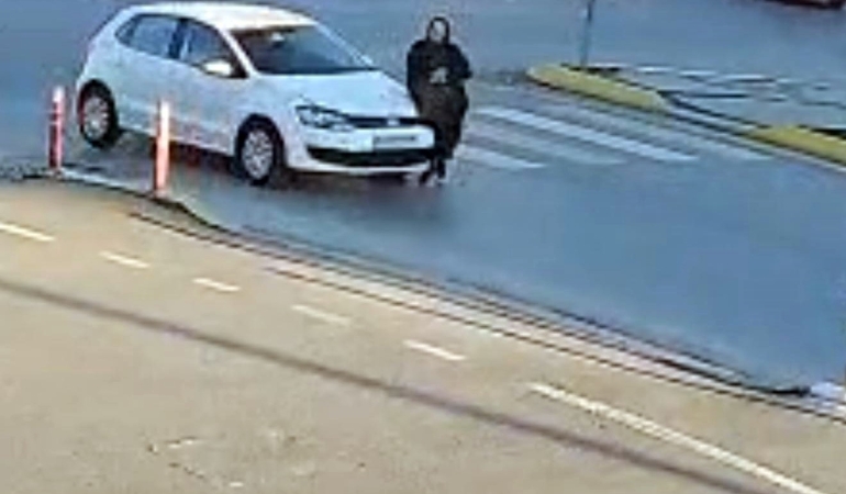 Yaya geçidinde otomobil çarptı, 5 dakika sonra farklı bir araç üzerinden geçti