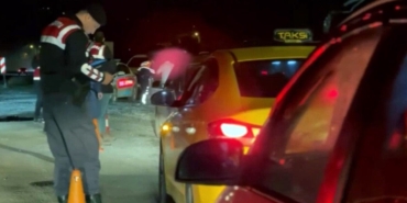JANDARMA TRAFİKTE GÖZ AÇTIRMIYOR: 967 ARAÇ VE 205 SÜRÜCÜ TRAFİKTEN MEN EDİLDİ