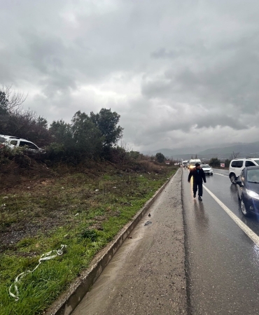 OTOMOBİLE ÇARPMAMAK İÇİN MANEVRA YAPTI: YOLA SAVRULARAK YARALANDI